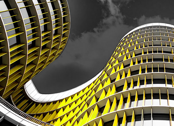 prédios abstratos em tons de amarelo e cinza