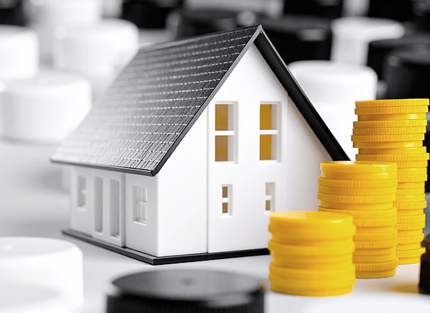 casa em preto e branco e moedas amarelas em pilha