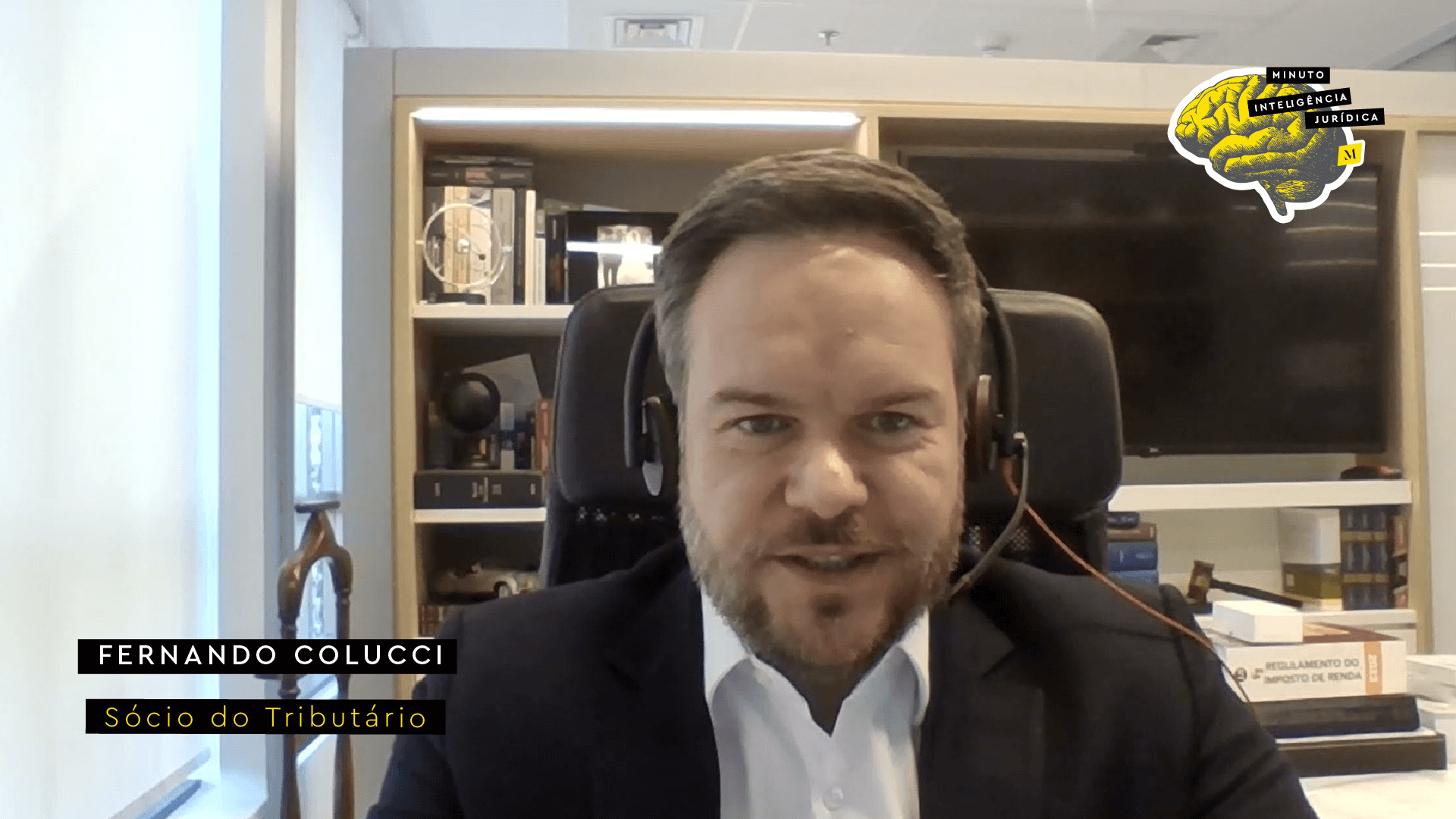 Homem olhando para a foto, usando headset, com uma camisa branca e paletó preto. No canto inferior esquerdo, frase com os dizeres "Fernando Colucci - sócio do Tributário". No canto superior direito, logotipo do Inteligência Jurídica