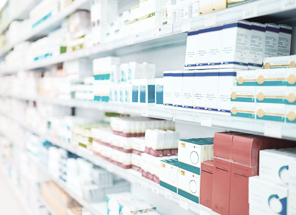 Prateleira de medicamentos em farmácia