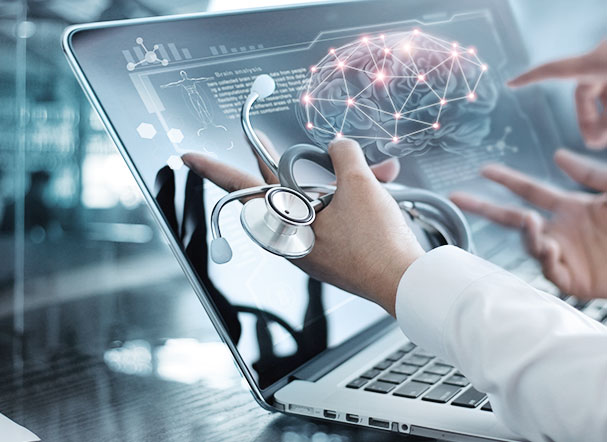 Médico usando jaleco branco e segurando estetoscópio enquanto avalia informações em um notebook