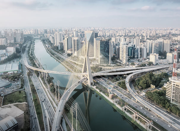 Visão superior da ponte estaiada em São Paulo