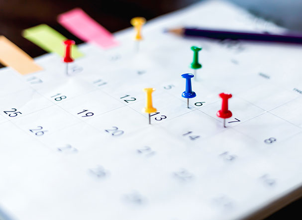 Calendário com pins coloridos