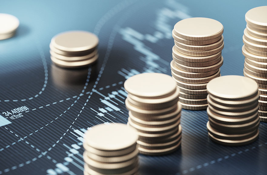 representação de seis pilhas de moedas douradas de diferentes tamanhos, posicionadas acima de um gráfico, representando crescente financeira
