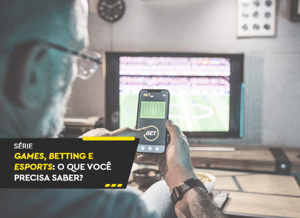 Visão traseira de homem com smartphone na mão utilizando aplicativo de apostas. No canto inferior esquerdo, faixa preta com a frase: série games, betting e esports: o que você precisa saber?