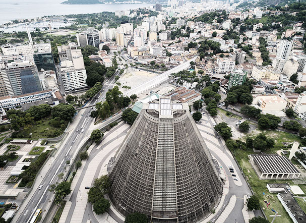 Photo of corporate buildings seen from the top of Rio de Janeiro. SEFAZ/RJ institui nova obrigação sobre incentivos ficais de ICMS
